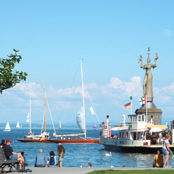 Urlauber am Bodenseeufer