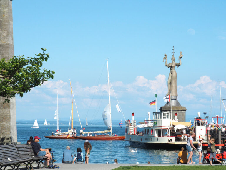 Urlauber am Bodenseeufer