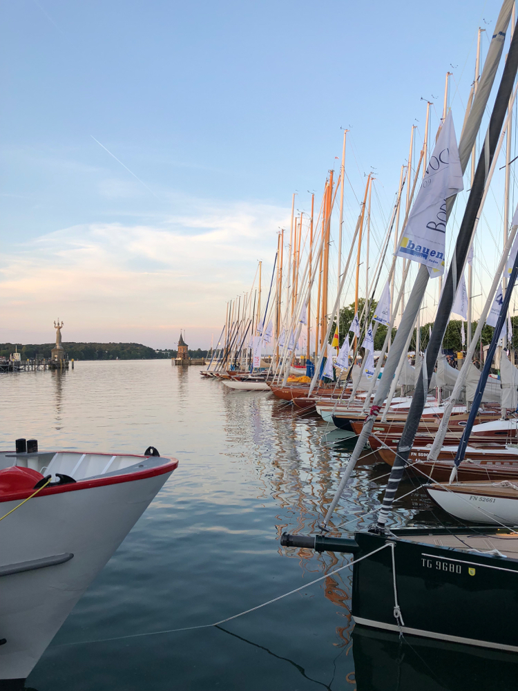 Eine ganze Reihe von Segelbooten auf dem Wasser