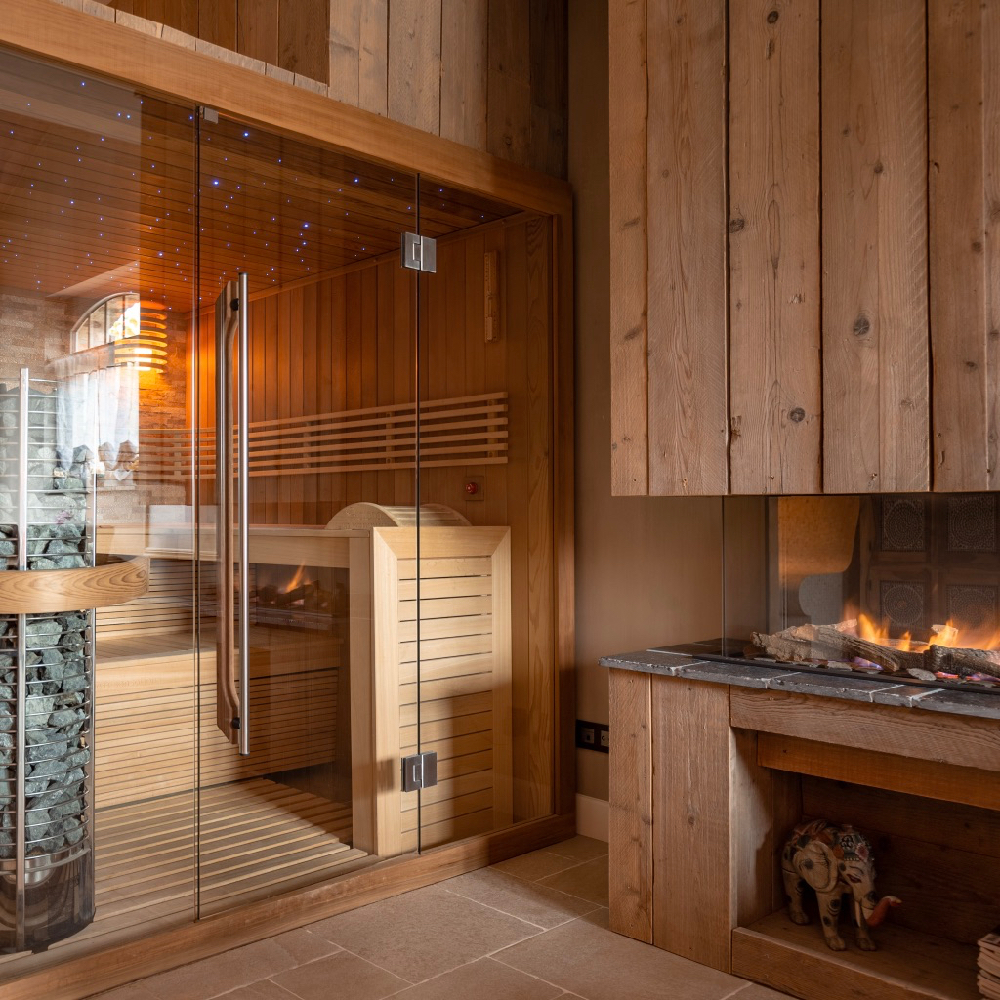 Sauna mit danebenliegendem Kamin