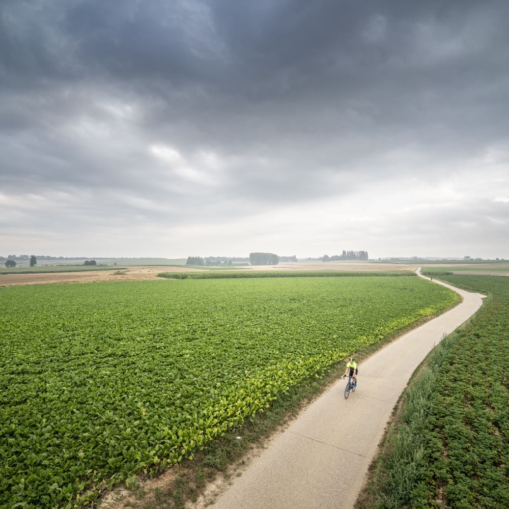 Luftaufnahme des Hagelandes mit einem Radweg und Radfahrern