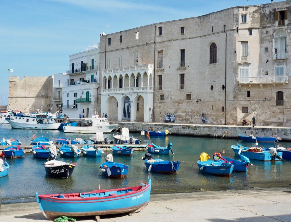 Der Hafen mit den blauen Booten vor den beeindruckenden maurischen Gebäuden an der Uferpromenade