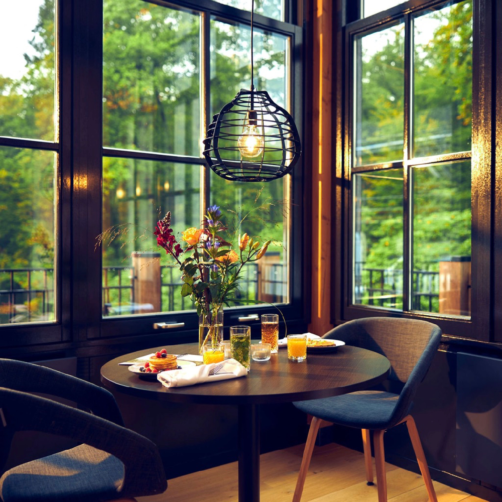 Frühstück im Wintergarten eines Hotels an der Veluwe