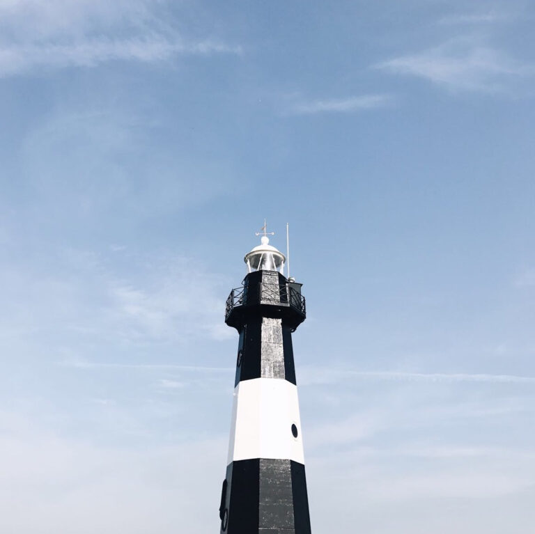 Schwarzer und weißer Leuchtturm gegen blauen Himmel