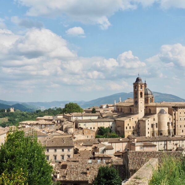 Die historische Stadt Urbino, die auf einem Hügel liegt