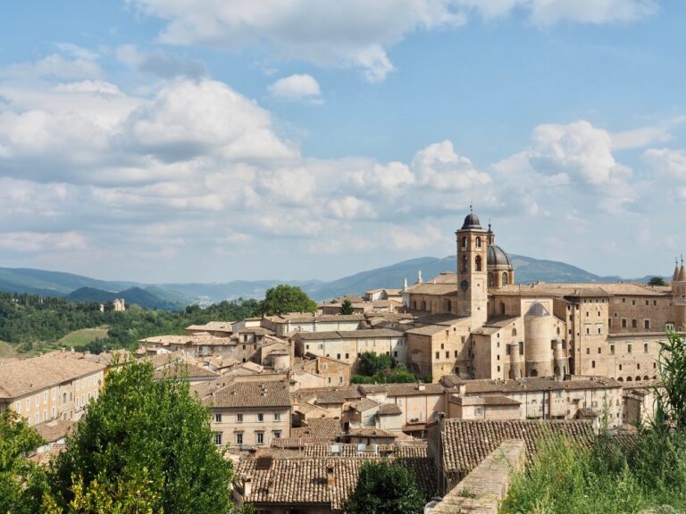 Die historische Stadt Urbino, die auf einem Hügel liegt