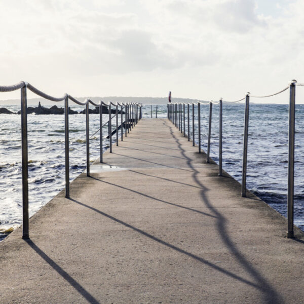 Langer Betonsteg im Meer