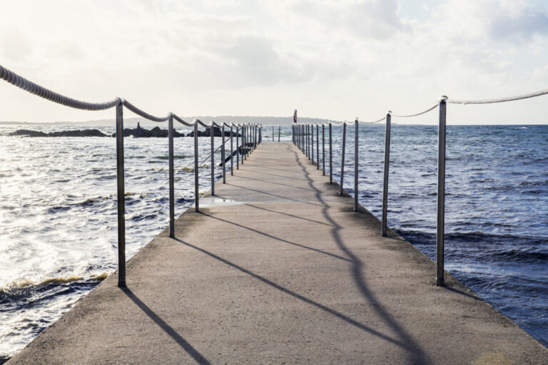 Langer Betonsteg im Meer