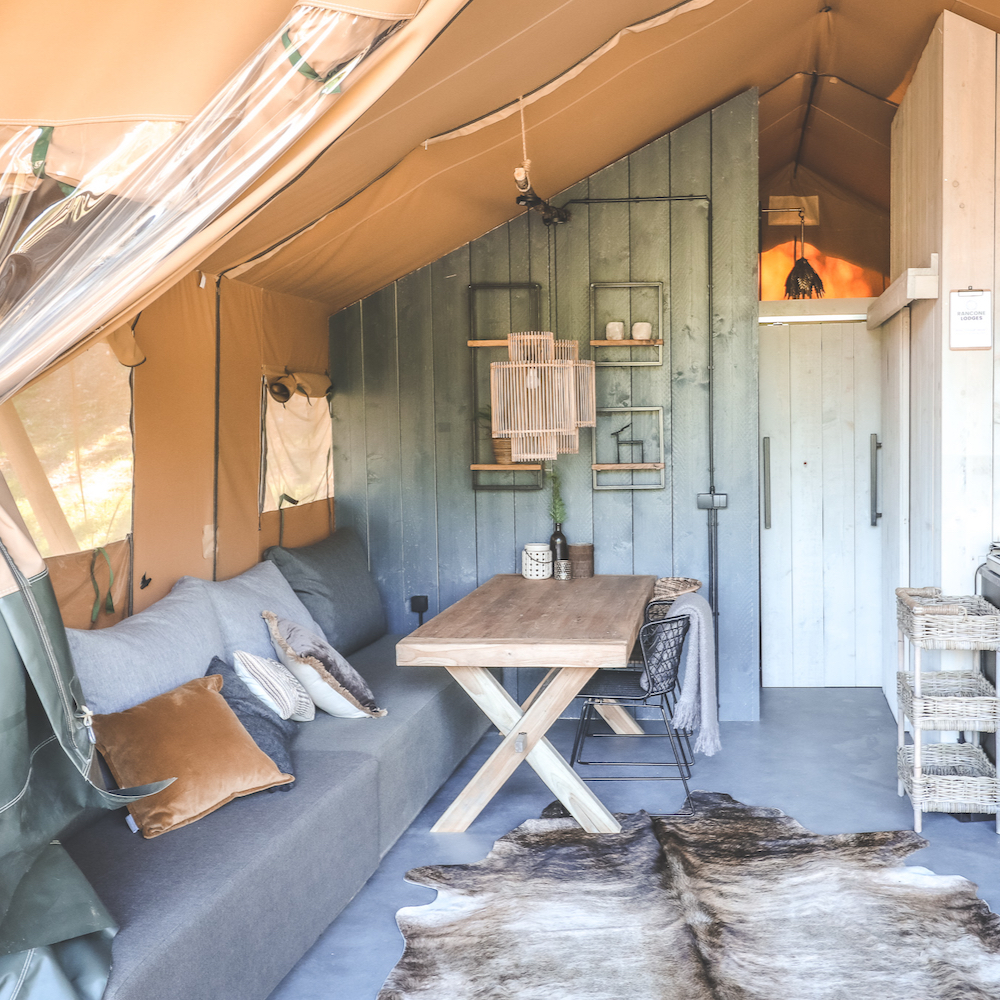 Trendiges Interieur eines Safarizeltes