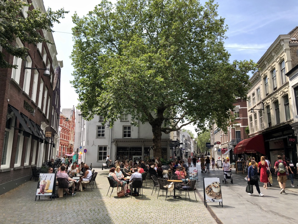 Sommertag mit Terrassen in den Straßen