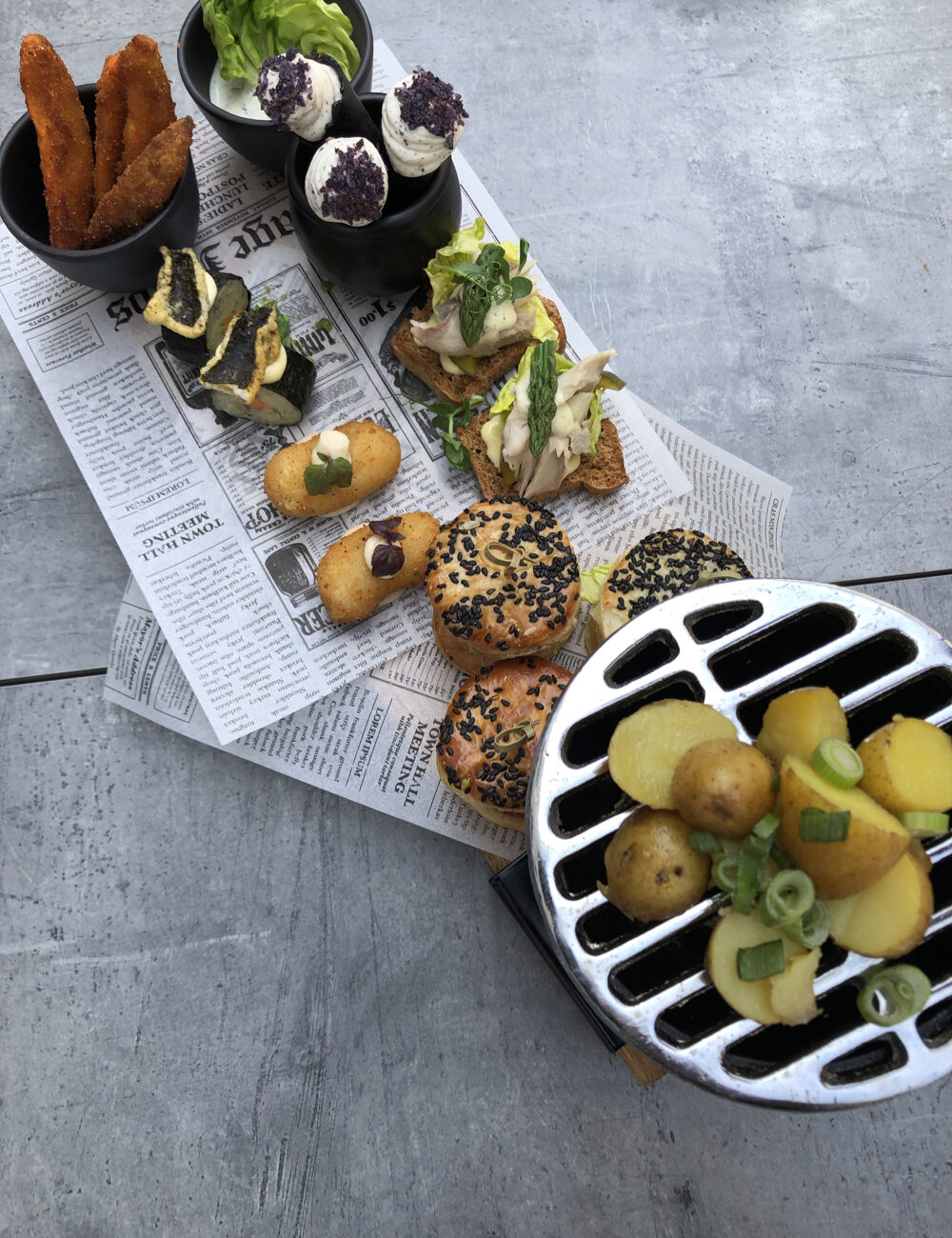 Mittagessen mit Kartoffelgerichten auf einem Brett
