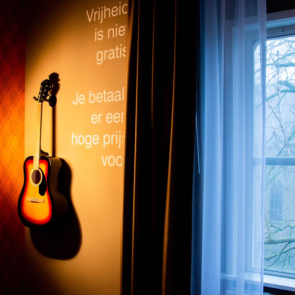 Gitarre an der Wand eines Hotelzimmers