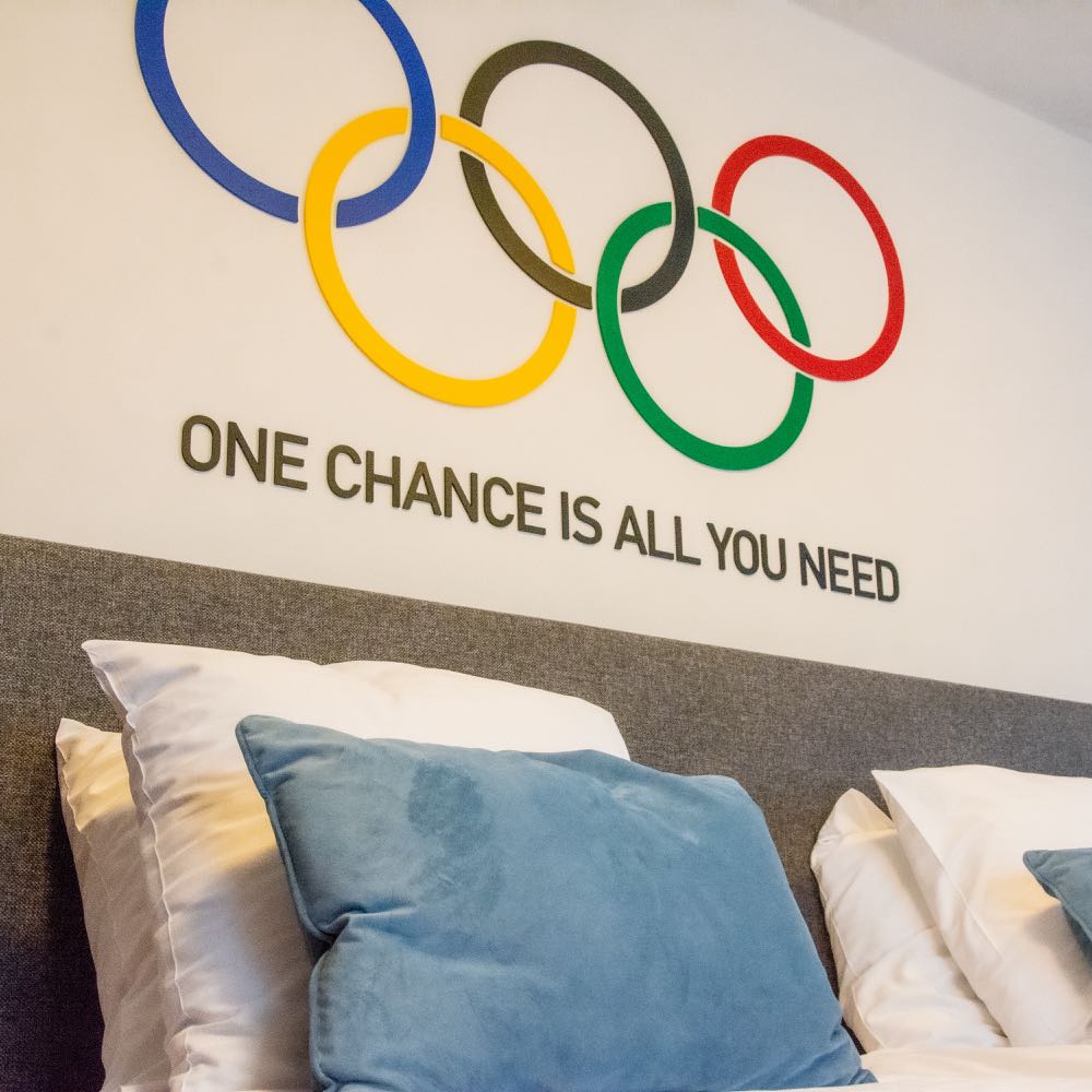 Hotelzimmer mit olympischen Ringen an der Wand
