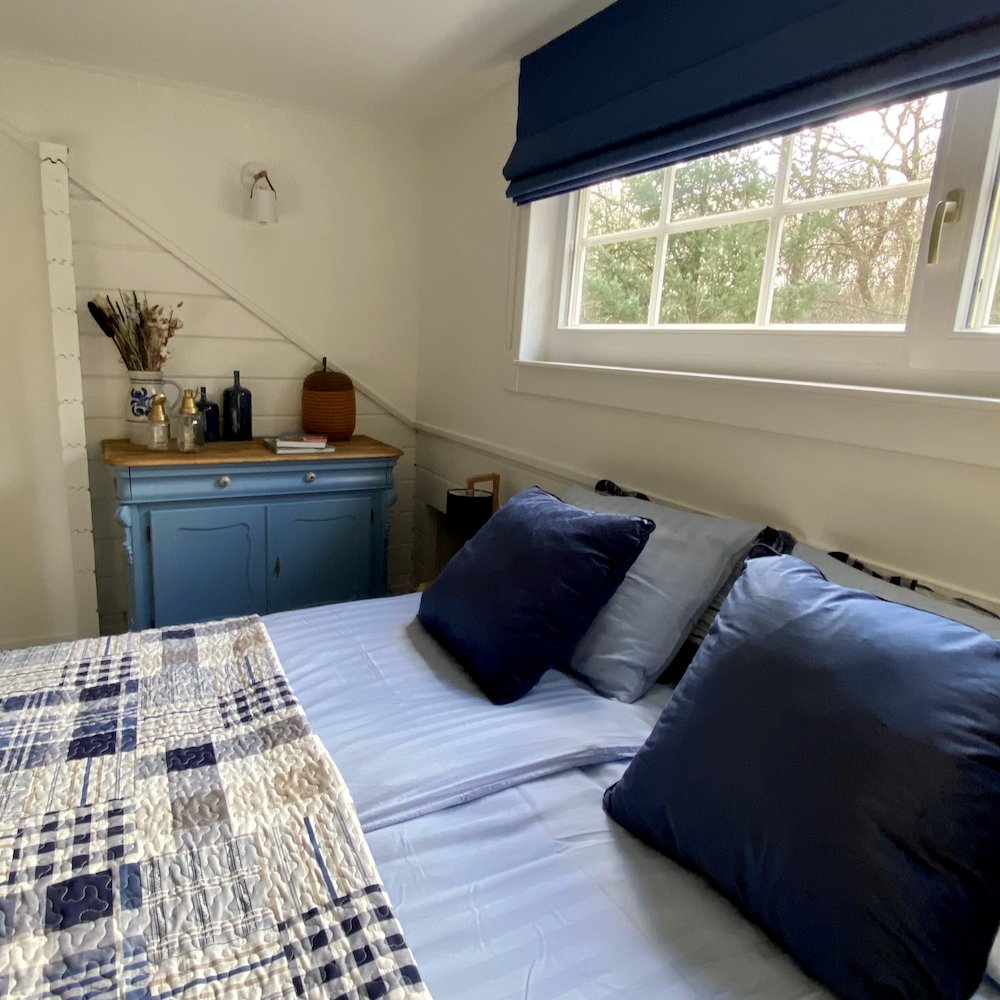 Blaue Kissen auf dem Bett