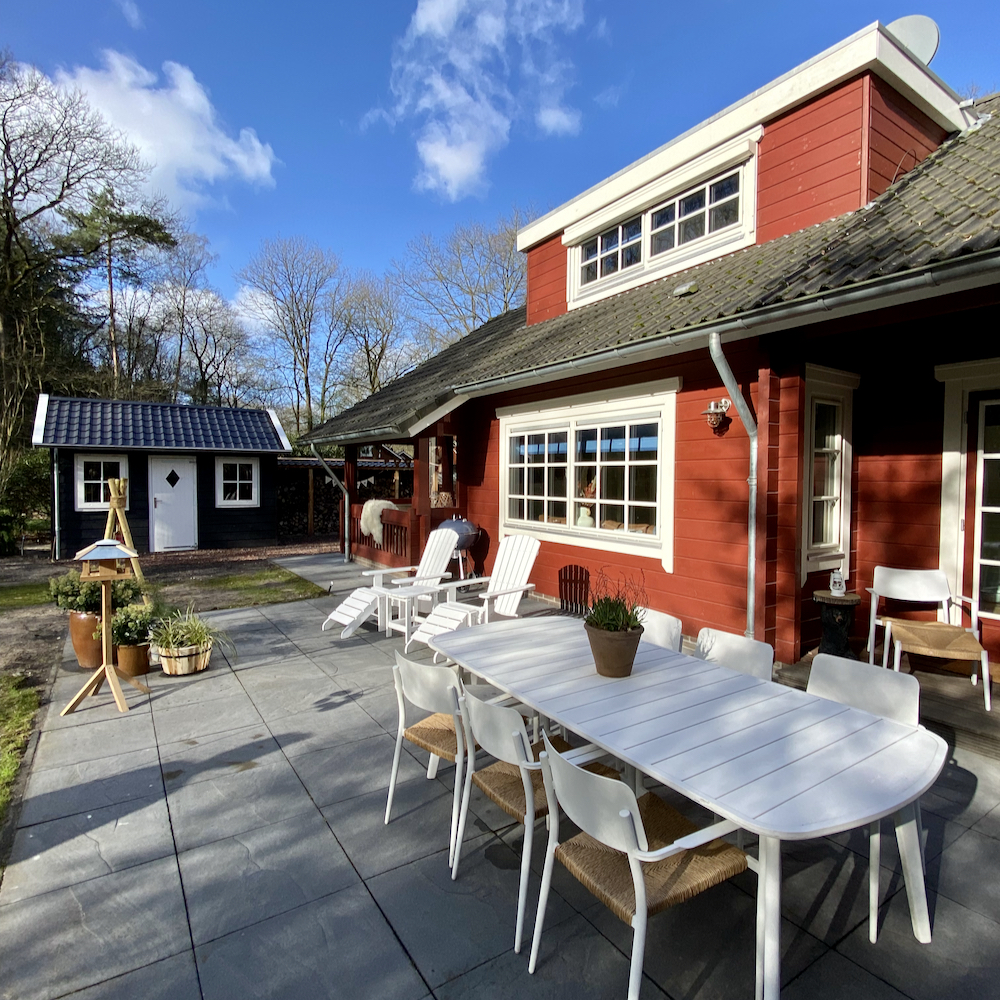 Rotes Ferienhaus im Wald