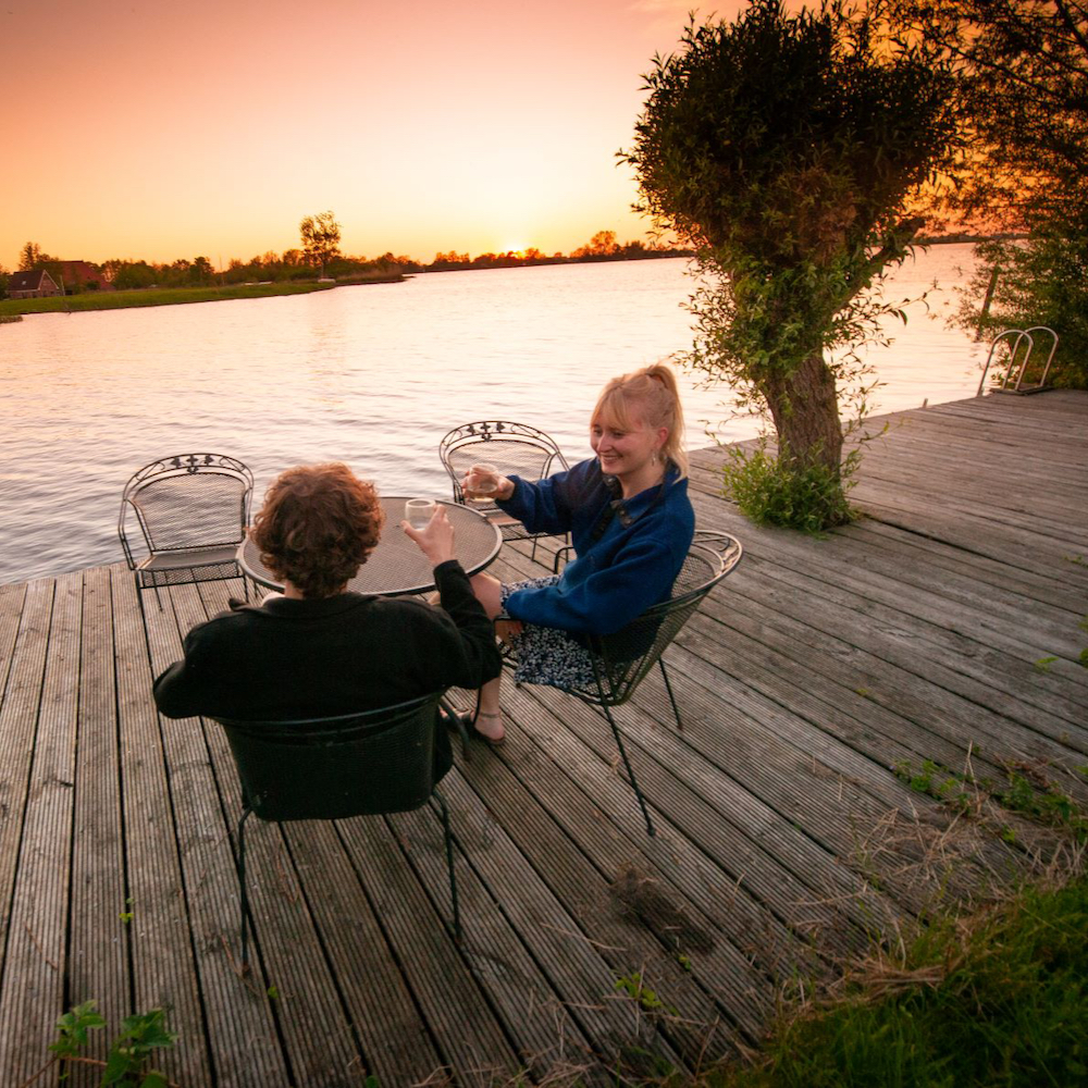 Trinkspruch bei Sonnenuntergang in Friesland.