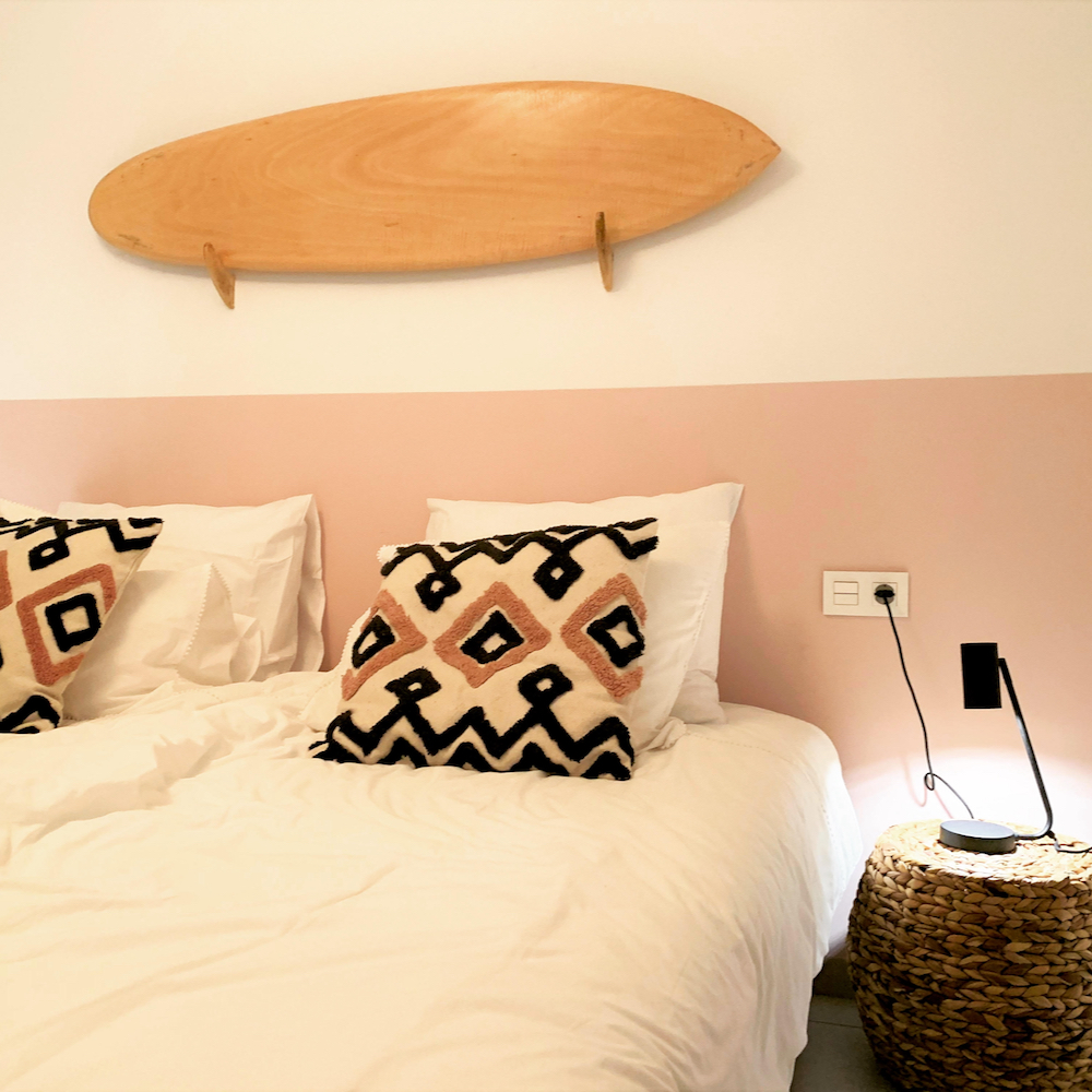 Übernachtung in einem modernen Schlafzimmer in einer Villa