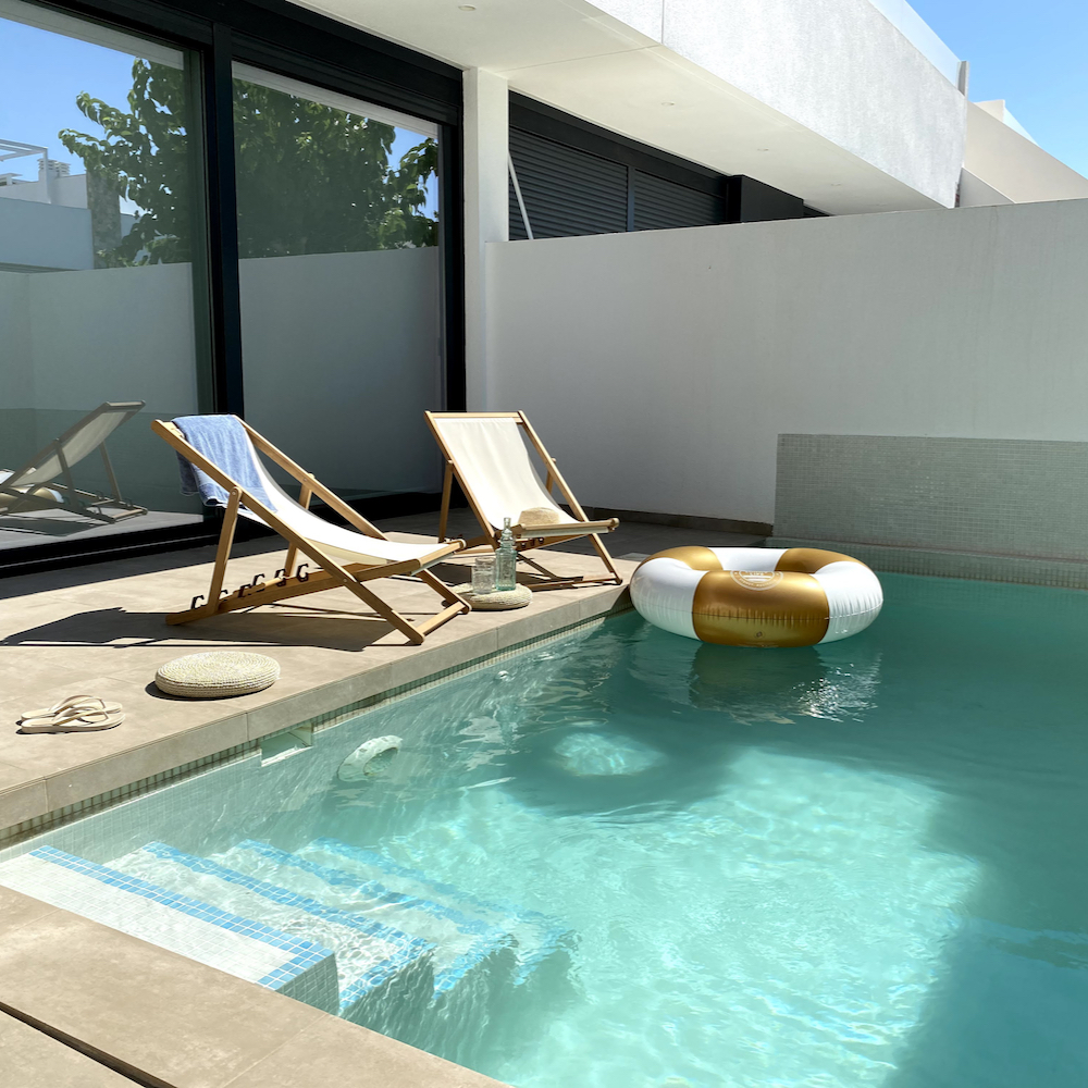 Liegestühle am privaten Pool der Villa in Spanien