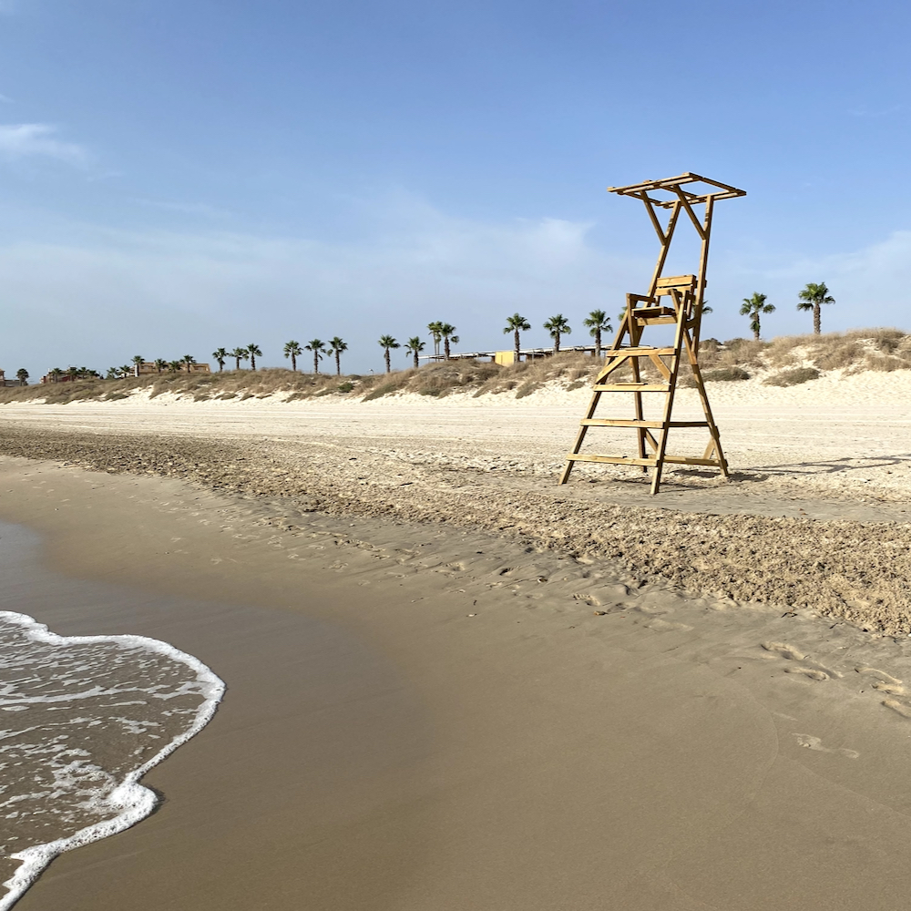 Tropisch zandstrand in Alicante