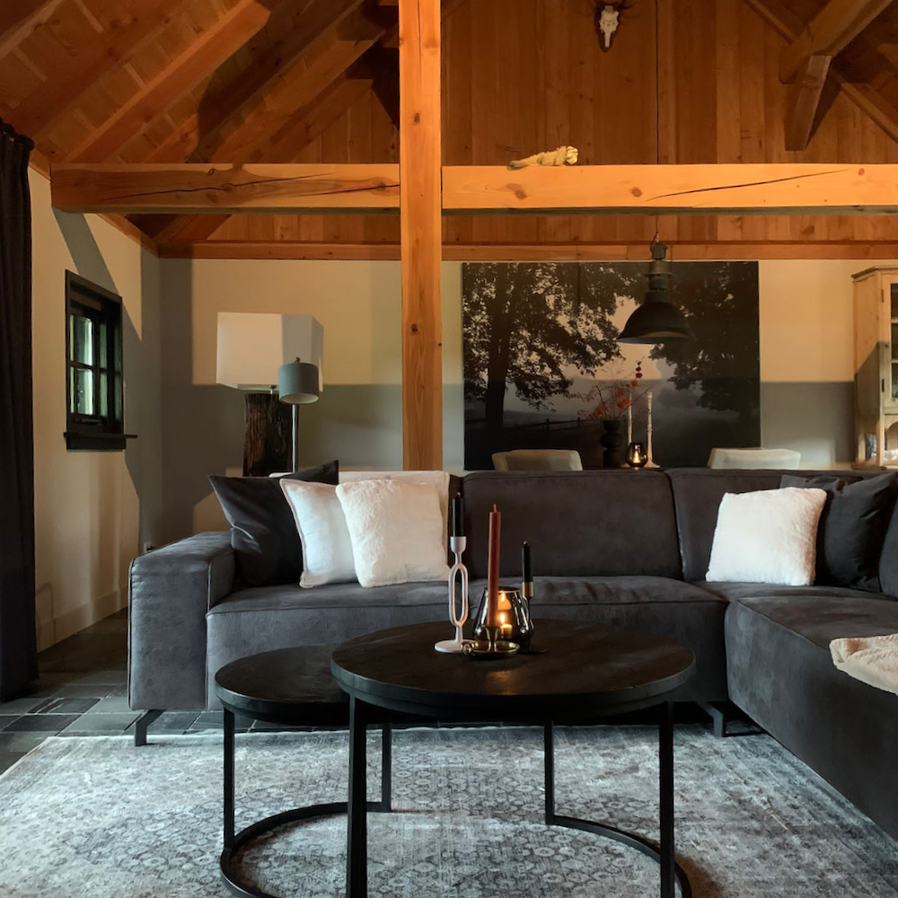 Wohnzimmer mit Ecksofa in der Ferienunterkunft