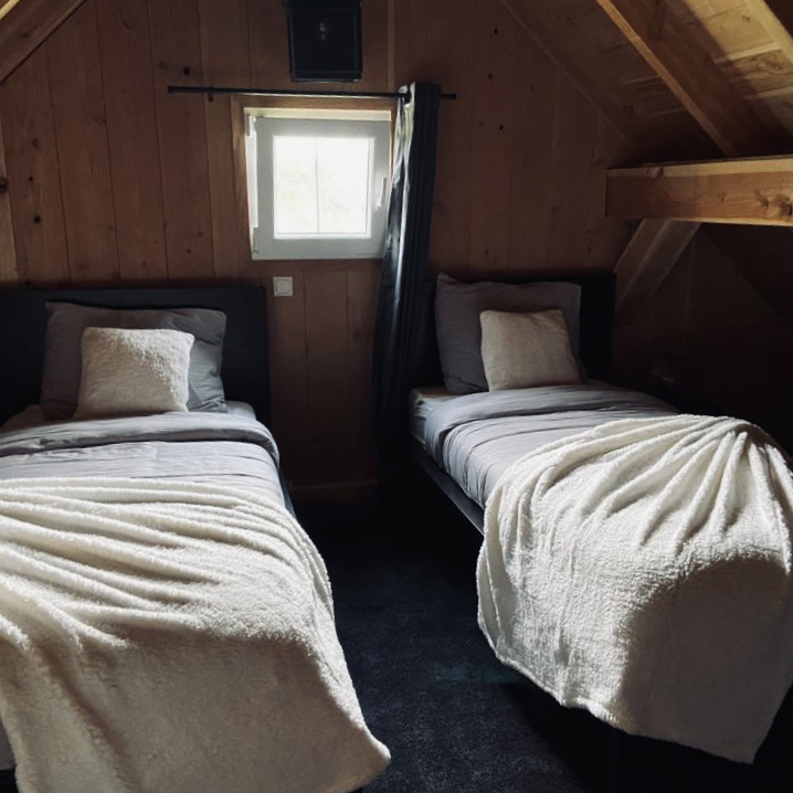Zwei Einzelbetten auf dem Dachboden des Ferienhauses