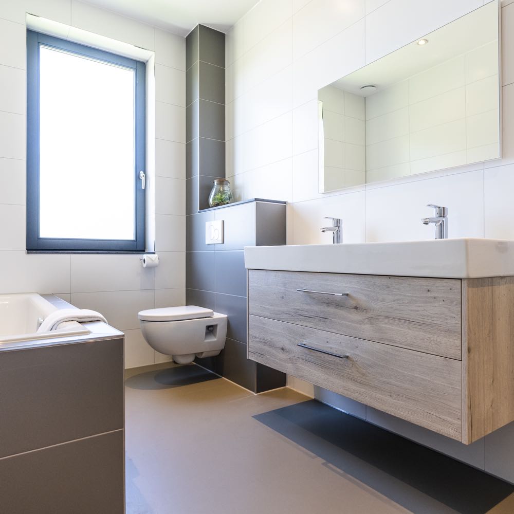 Modernes Badezimmer mit Badewanne Gruppenunterkunft Texel