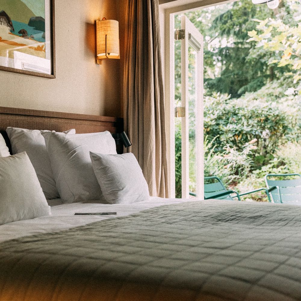 Hotelzimmer mit Balkontüren zum Garten