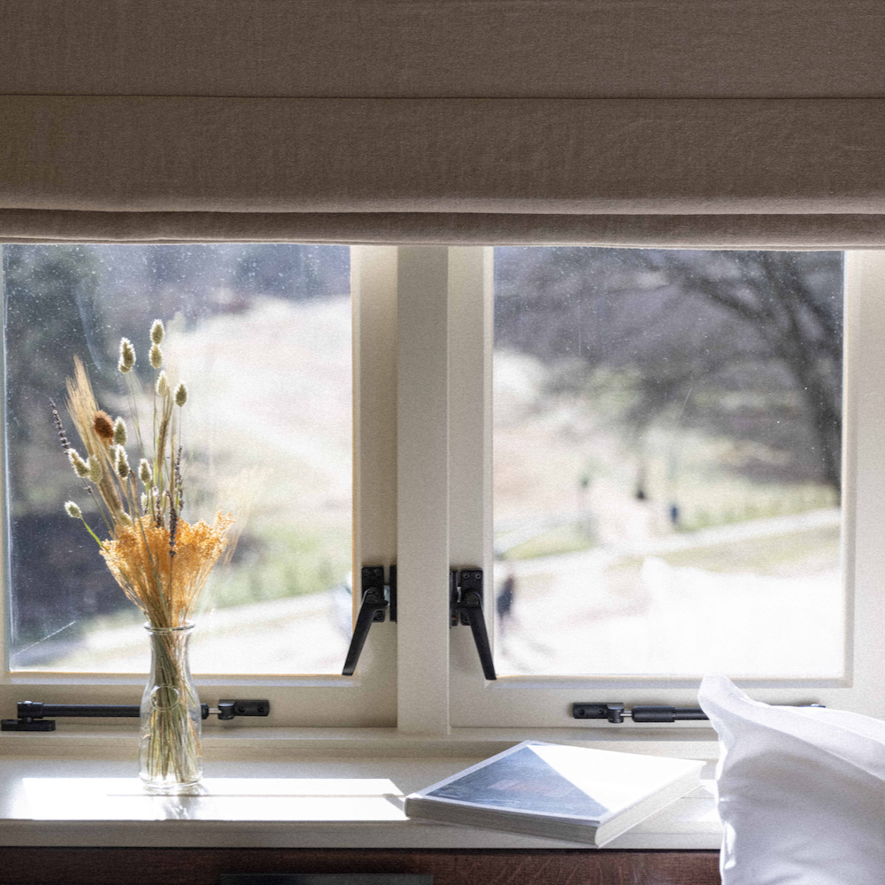 Buch auf der Fensterbank und Blick in die Natur