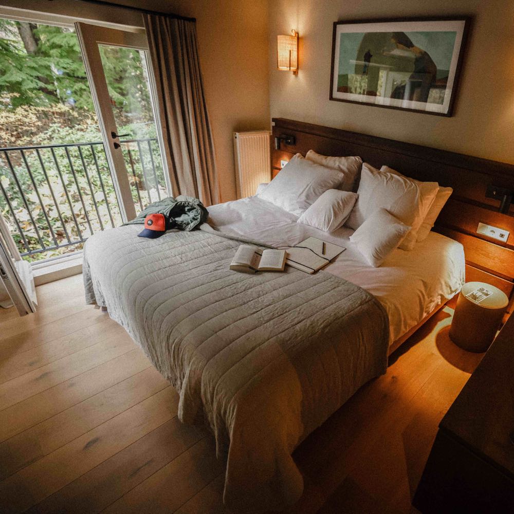 Schlafzimmer mit Türen, die auf einen französischen Balkon führen