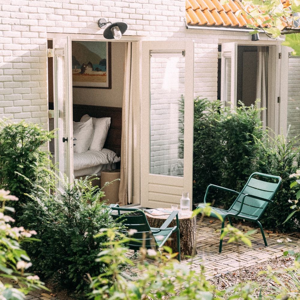 Sitzen auf der Terrasse Ihres Hotelzimmers im Wald