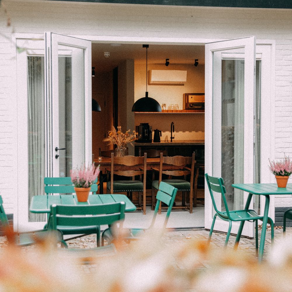 Terrassenmöbel vor dem Hotel