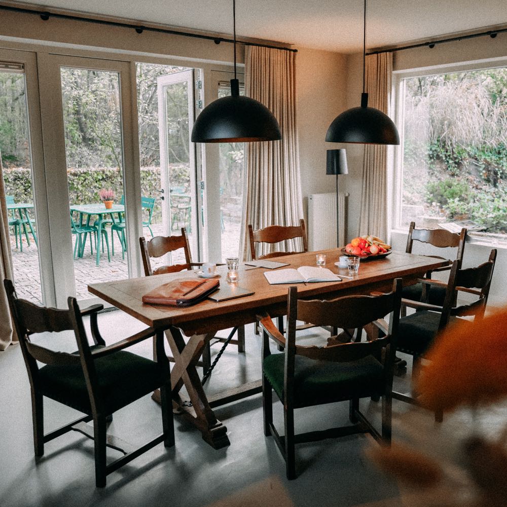 Langer Tisch als Arbeitsplatz im Hotel