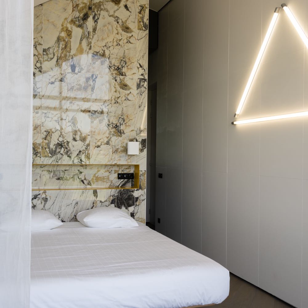 Schlafzimmer mit dreieckigen Lampen