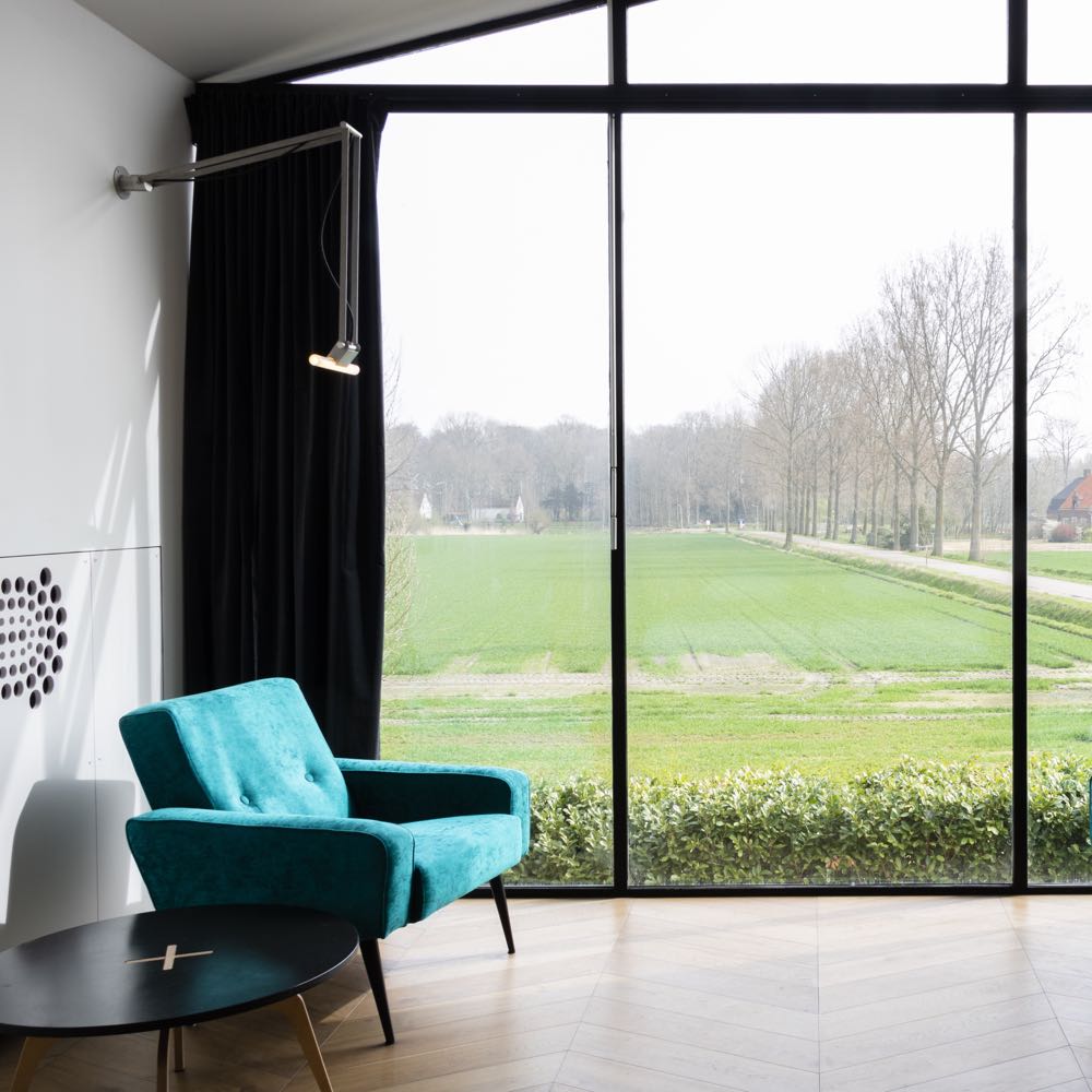 Große Fenster im B&B-Zimmer mit Lesesessel