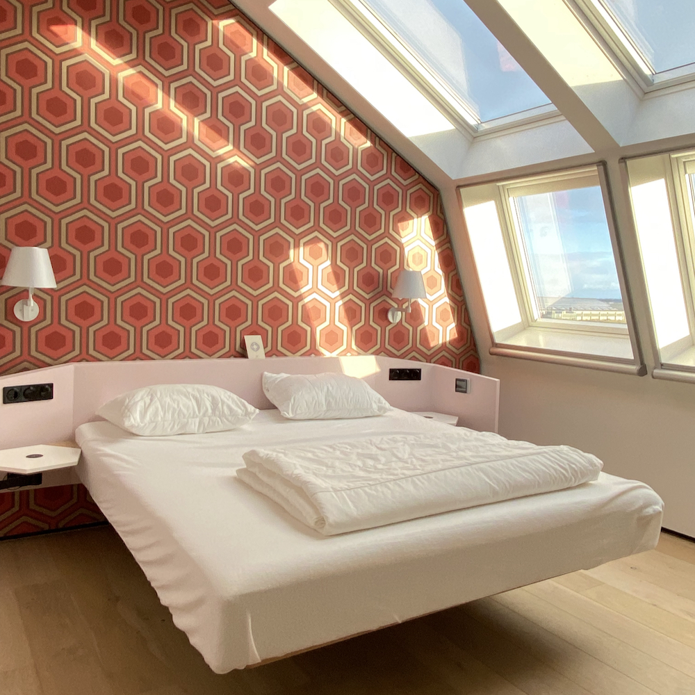 Große Fenster über dem Bett
