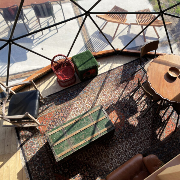 Blick vom Loft in der Kuppel auf den Ess- und Wohnbereich