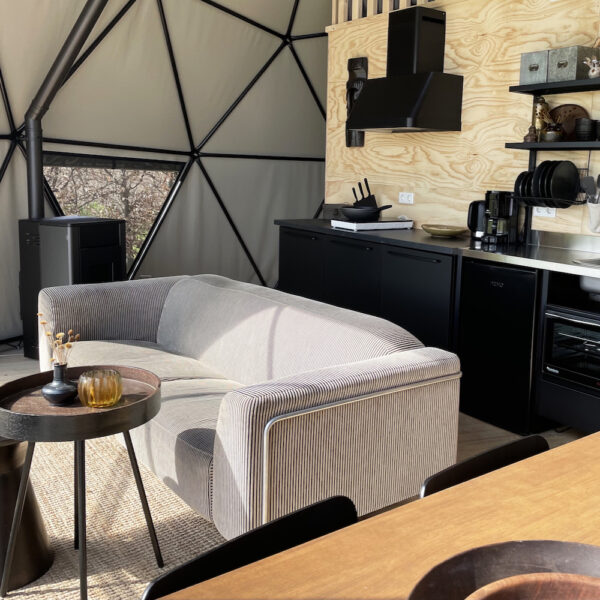 Sitzplatz mit schwarzer Küche im Dome-Zelt