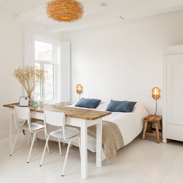 Schlafzimmer mit Naturtönen in Alkmaar