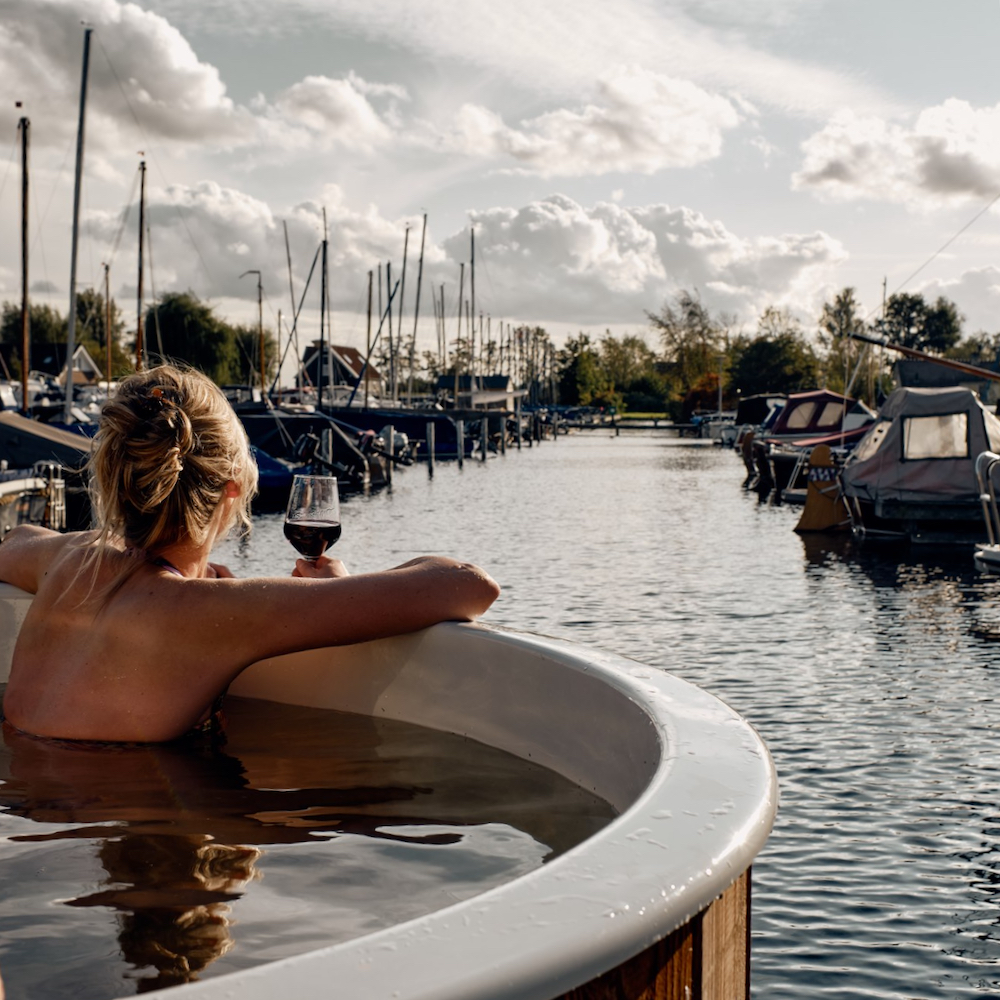 Whirlpool mit Blick auf den Hafen