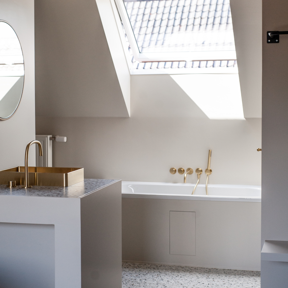 Bad mit goldenen Wasserhähnen B&B Zimmer