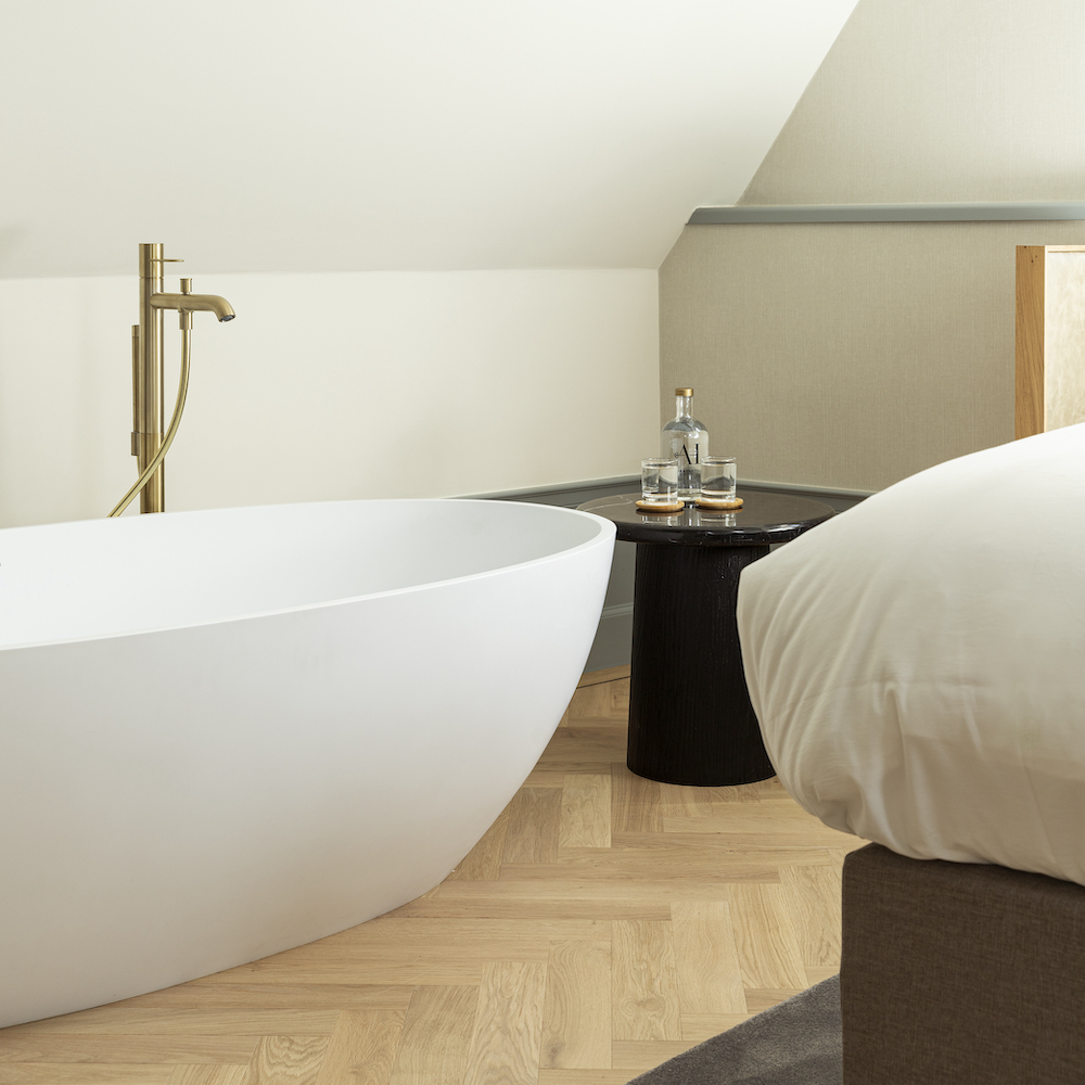 Bad neben dem Bett in der Suite