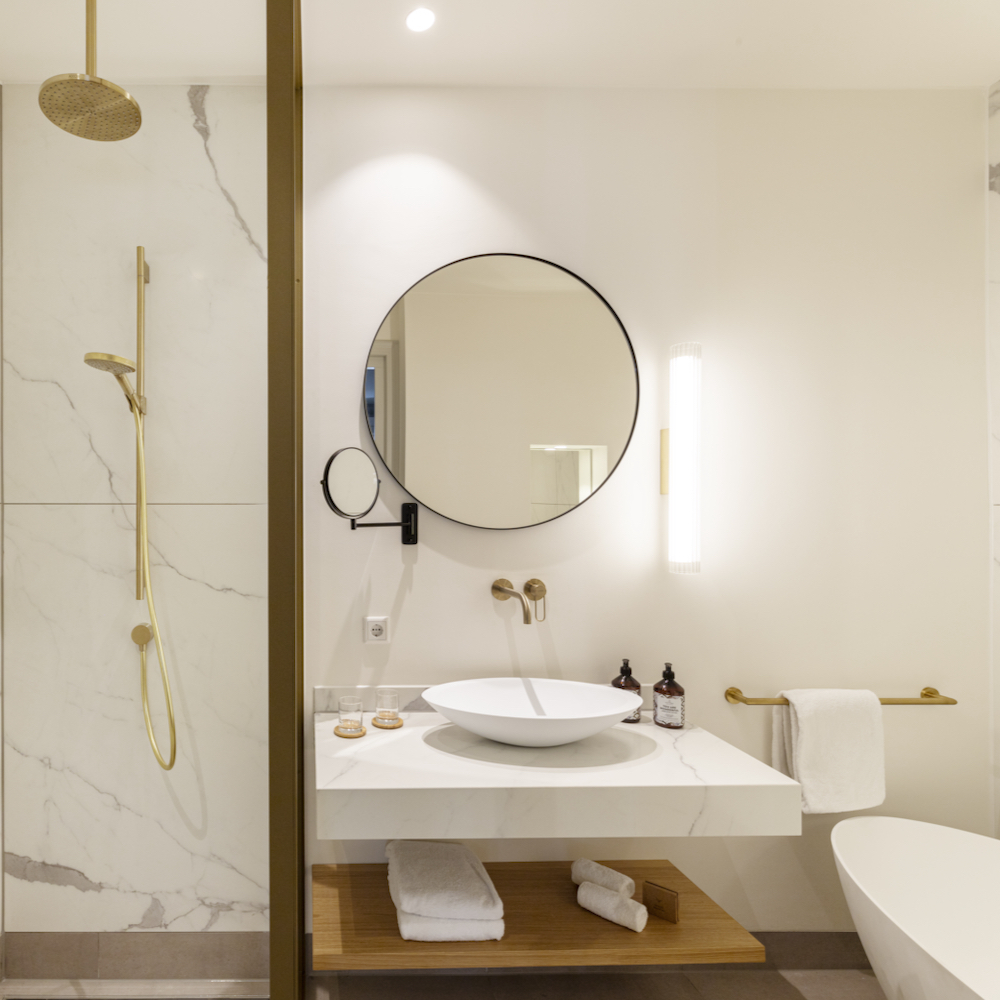 Luxuriöses Badezimmer mit freistehender Badewanne im Aparthotel Hattem