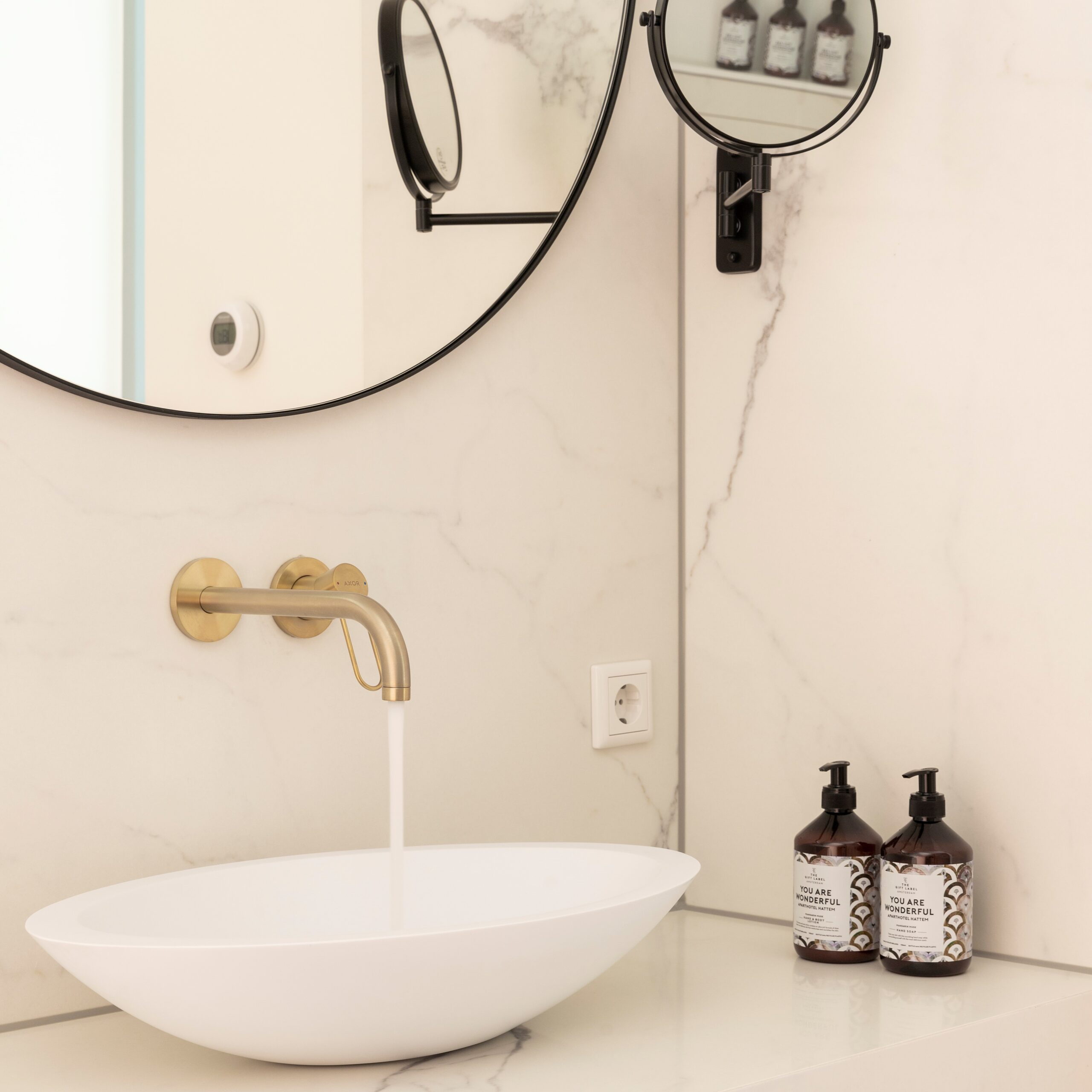 Modernes Bad mit Marmor und schwarzen Akzenten