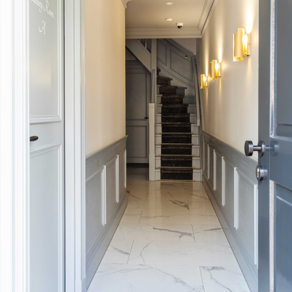 Saal mit Treppe im Hotel in Hattem