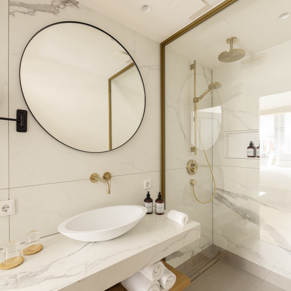 Badezimmer mit Marmor