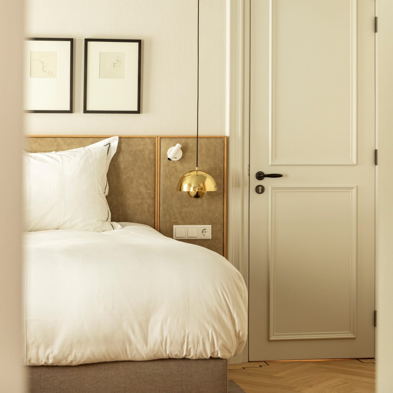 Schlafzimmer mit hellen Farben und Akzenten in Hattem