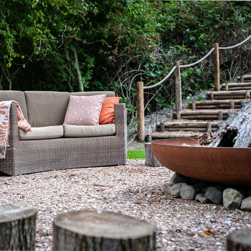 Feuerstelle mit Lounge-Sofas