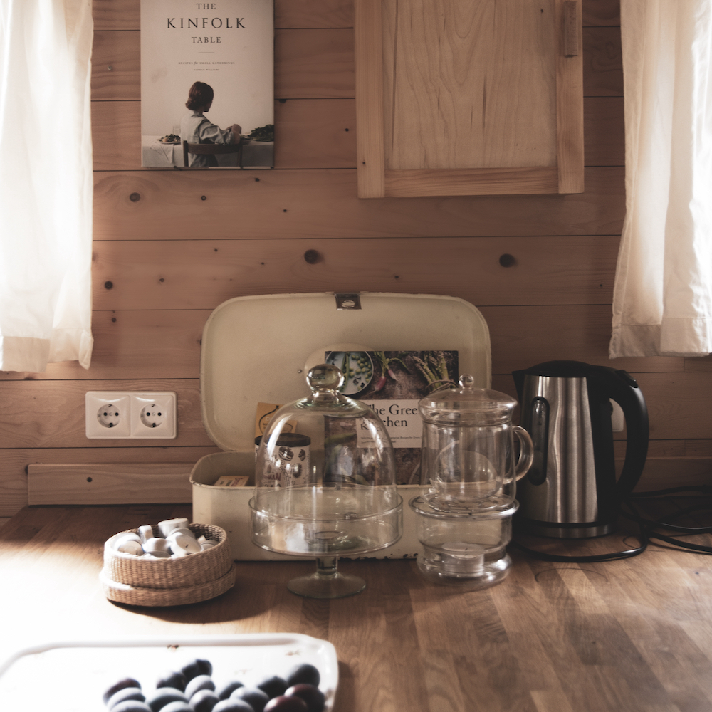 Broteimer und Teekanne