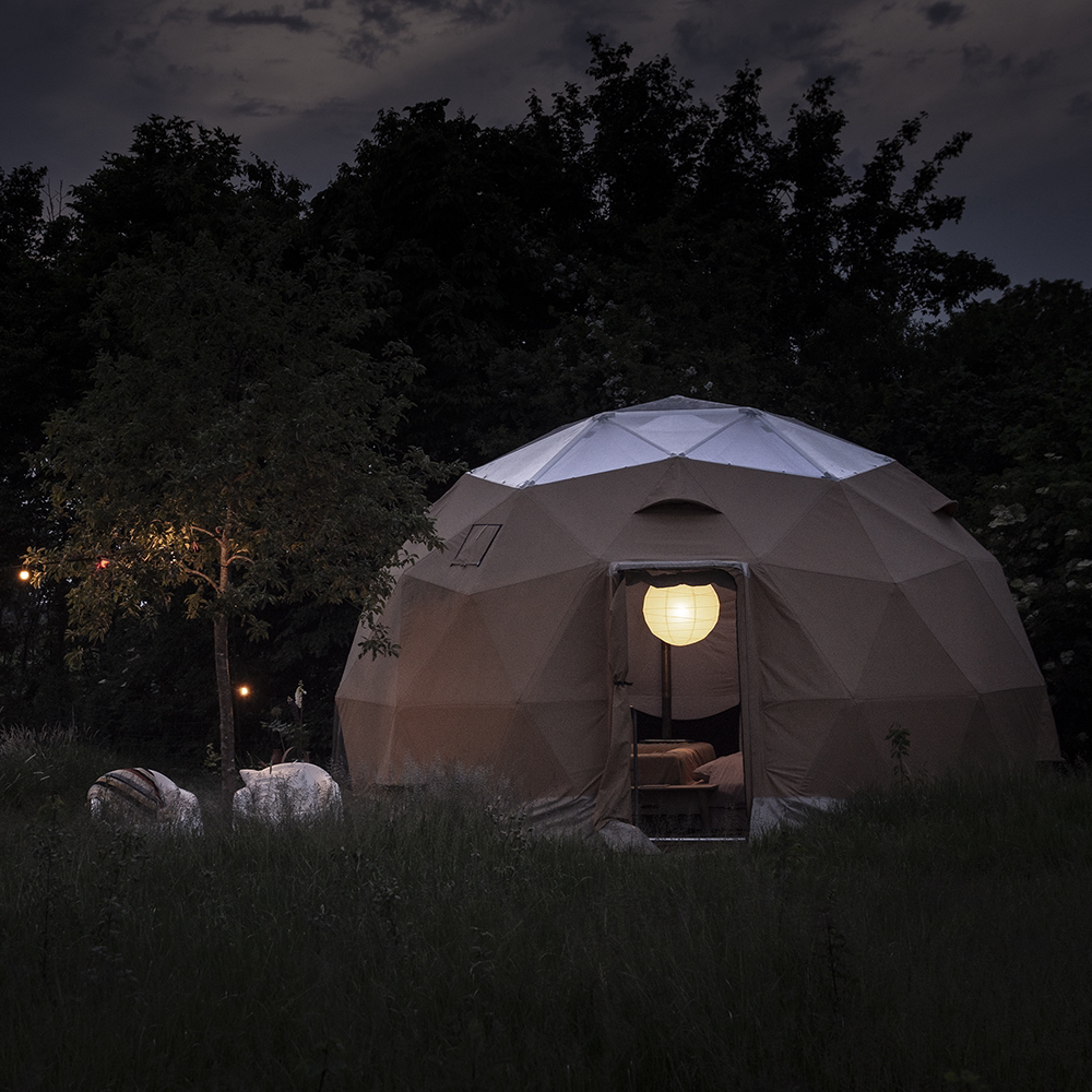 Kuppelzelt bei Nacht