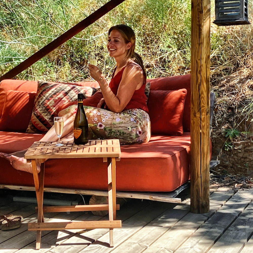 Überdachte Terrasse in der Happy Days Safari Lodge in Portugal